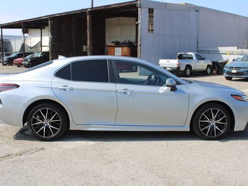 Used 2021 Toyota Camry SE image 3