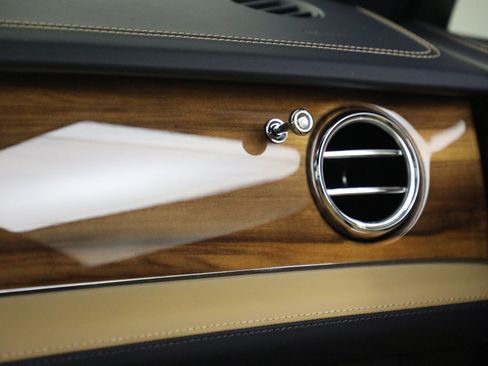Certified 2024 Bentley Bentayga Extended Wheelbase AWD/4WD image 31