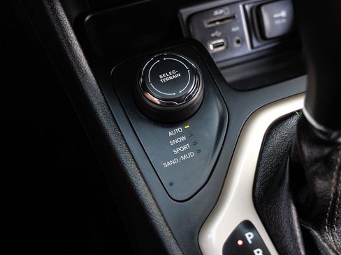 Used 2015 Jeep Cherokee Sport w/ Sport Appearance Group AWD/4WD image 36