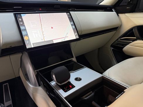 Used 2024 Land Rover Range Rover Long Wheelbase SE image 28