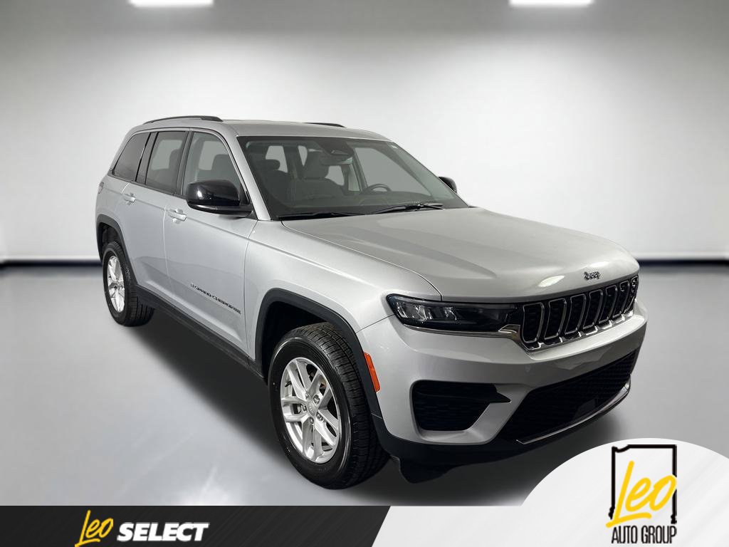 Used 2023 Jeep Grand Cherokee Laredo w/ Luxury Tech Group I RWD image 4