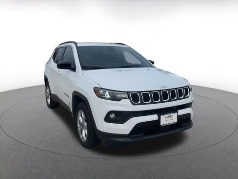 Used 2025 Jeep Compass Latitude image 3