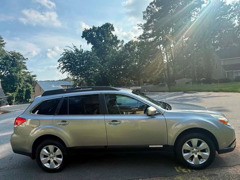 Used 2010 Subaru Outback 2.5i Premium AWD/4WD image 4
