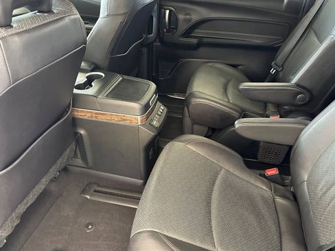 Used 2025 Toyota Sienna Platinum FWD image 13