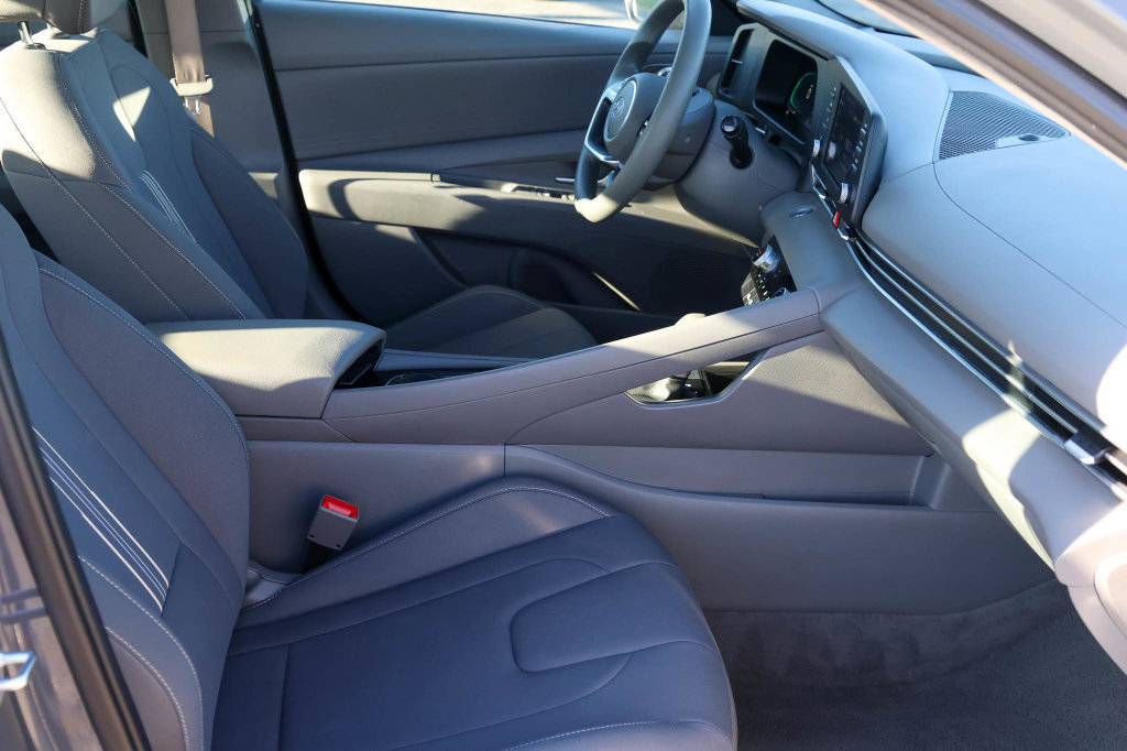 Used 2025 Hyundai Elantra Hybrid FWD image 15