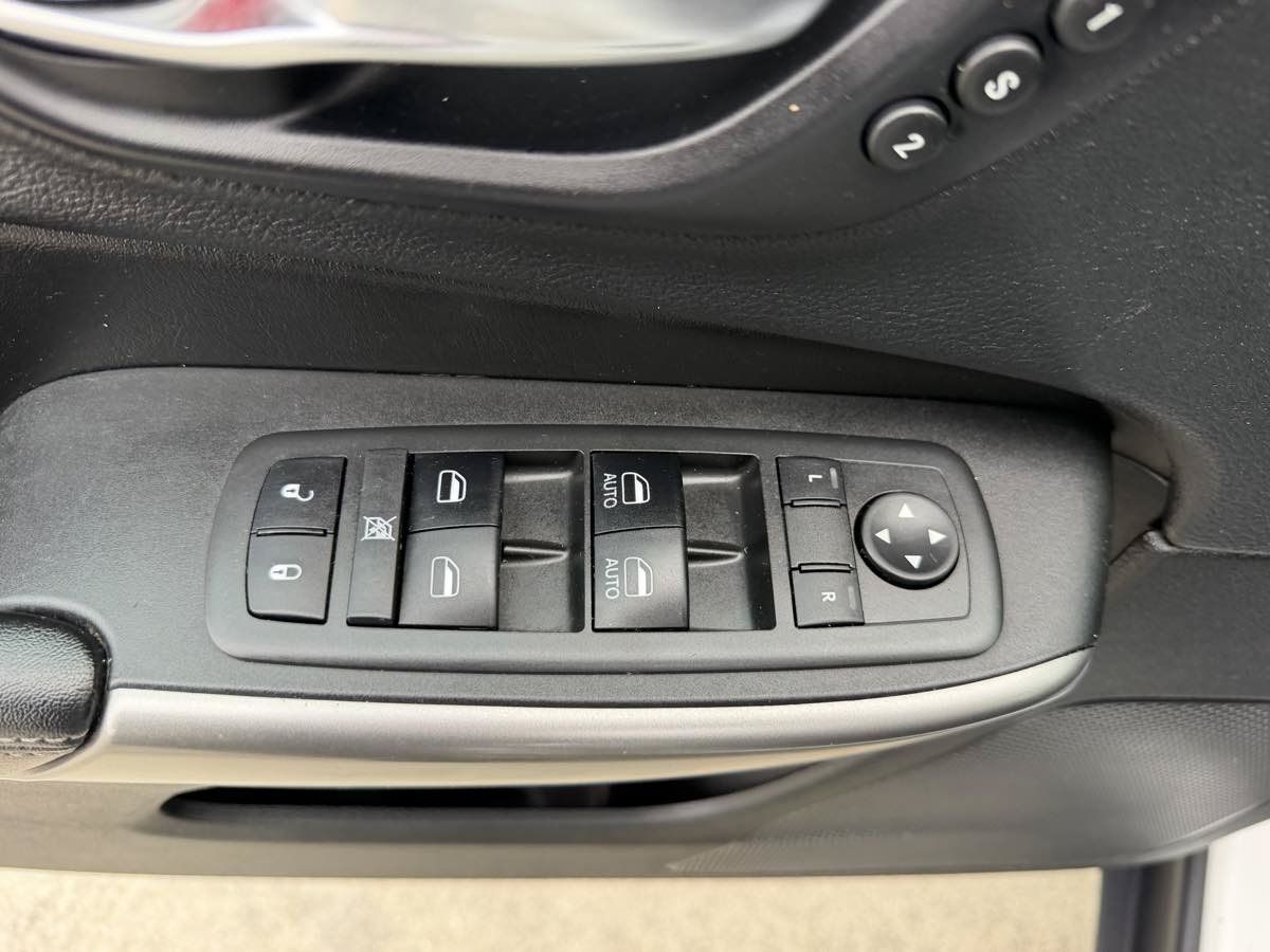 Used 2019 Jeep Cherokee Limited w/ Trailer Tow Group AWD/4WD image 12