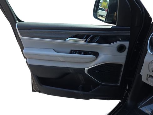 Used 2023 Jeep Wagoneer L Series III RWD image 26