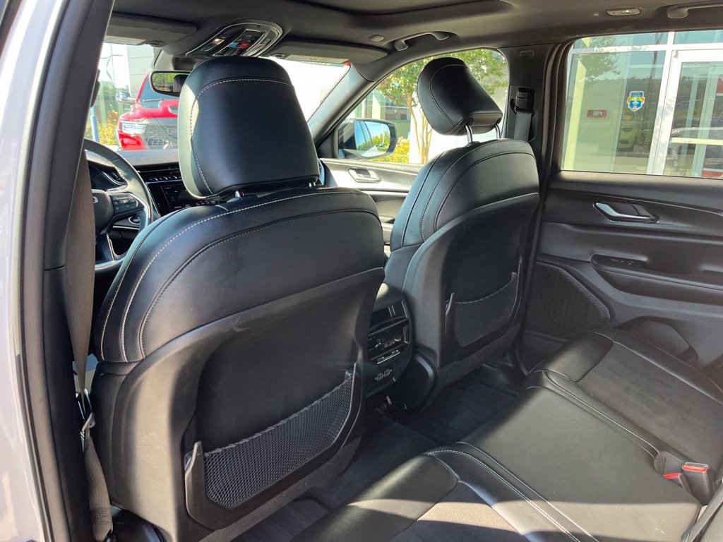 Used 2023 Jeep Grand Cherokee Altitude AWD/4WD image 17