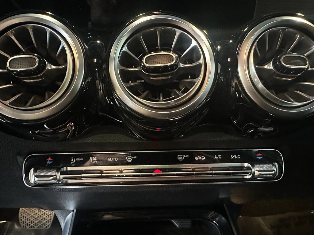 Used 2026 Mercedes-Benz GLB 250 4MATIC image 15