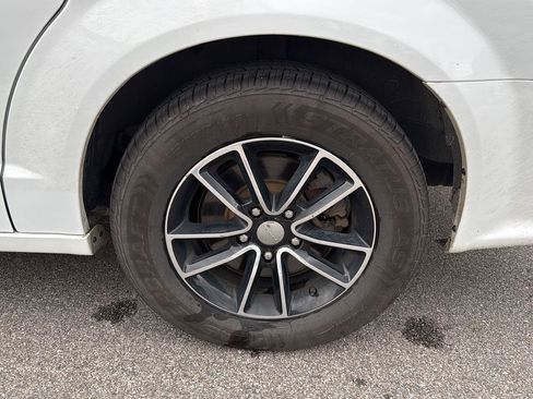 Used 2016 Dodge Grand Caravan SXT FWD image 17