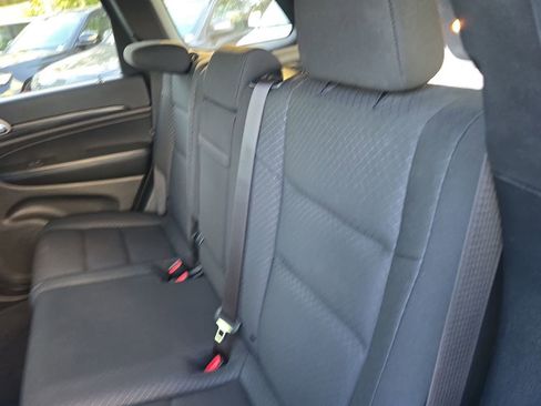 Used 2019 Jeep Grand Cherokee Laredo RWD image 10