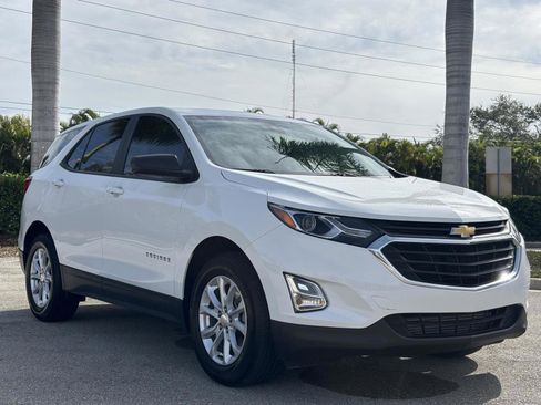 Used 2020 Chevrolet Equinox LS w/ LS Convenience Package image 4