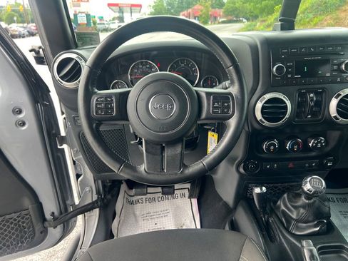 Used 2018 Jeep Wrangler Unlimited Rubicon w/ Cold Weather Group image 14