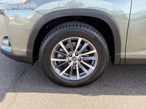Used 2019 Toyota Highlander XLE FWD image 11