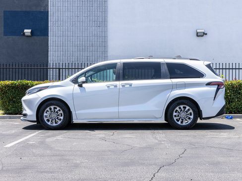 Used 2022 Toyota Sienna XLE w/ XLE Plus Package FWD image 5