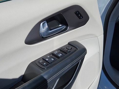 Used 2024 Chrysler Pacifica Touring-L FWD image 7