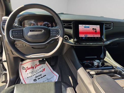 Used 2022 Jeep Wagoneer Series II AWD/4WD image 19