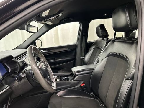 Used 2023 Jeep Grand Cherokee Altitude AWD/4WD image 6