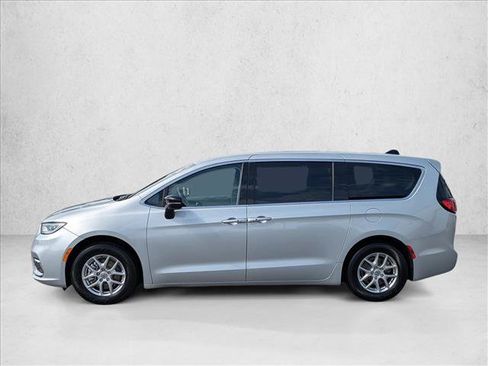 Used 2024 Chrysler Pacifica Touring-L FWD image 8