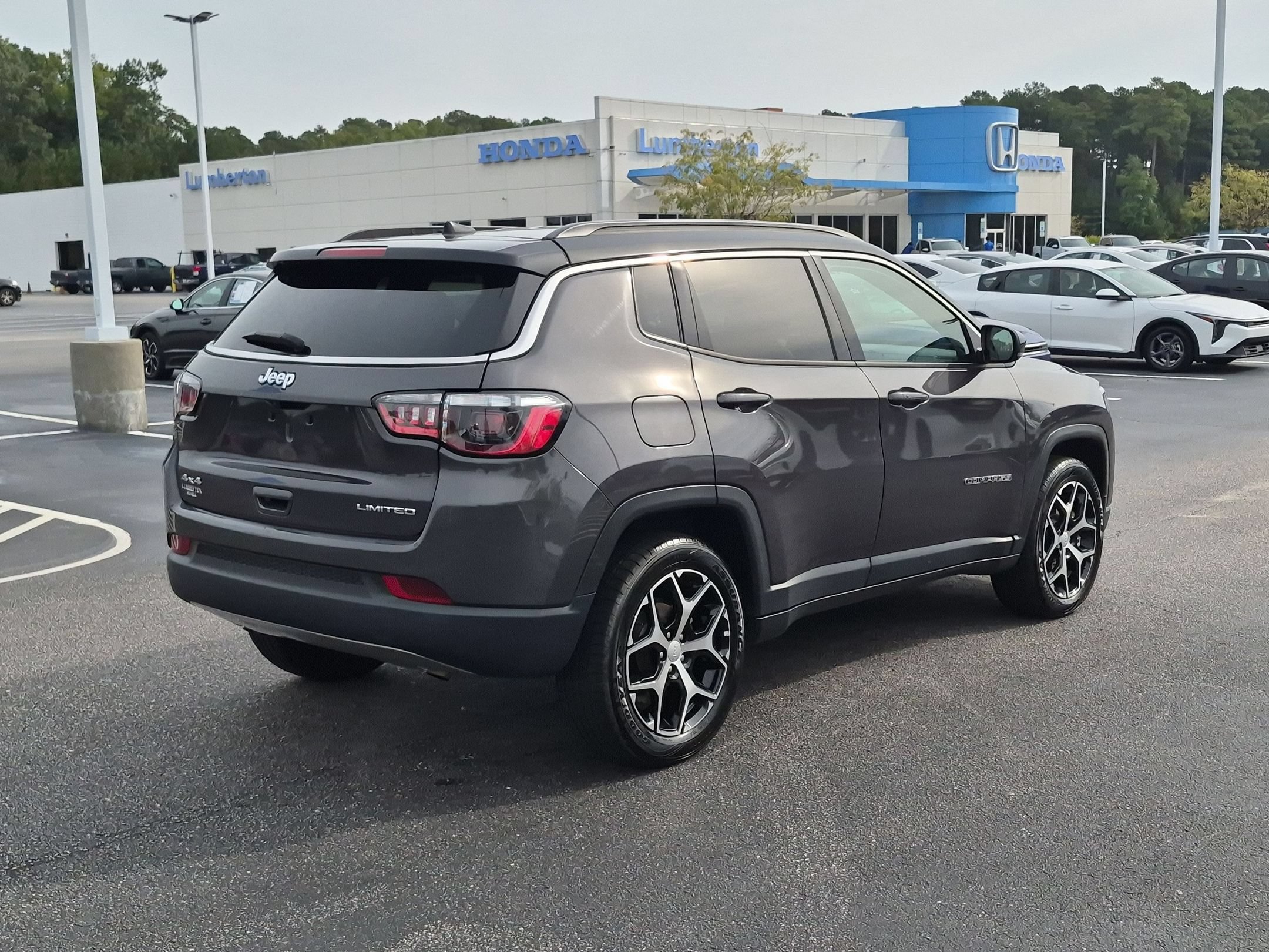 Used 2024 Jeep Compass Limited AWD/4WD image 3