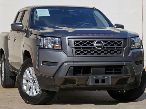 Used 2022 Nissan Frontier SV RWD image 2
