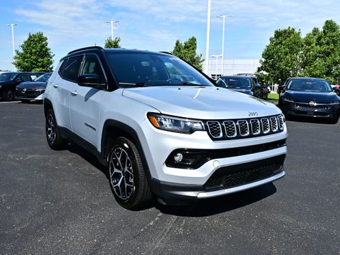Used 2025 Jeep Compass Limited AWD/4WD image 2