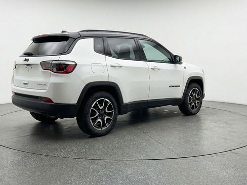 Used 2025 Jeep Compass Trailhawk AWD/4WD image 9