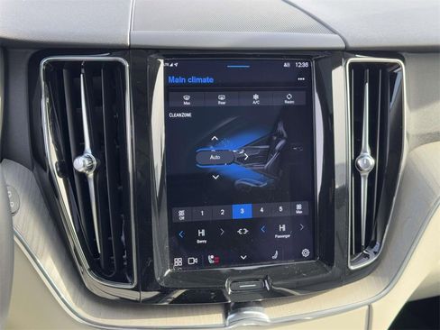 Used 2023 Volvo XC60 B5 Plus image 27