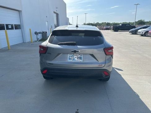 Used 2024 Chevrolet Trax RS w/ Sunroof Package FWD image 4