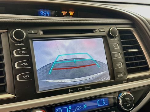 Used 2019 Toyota Highlander XLE AWD/4WD image 23