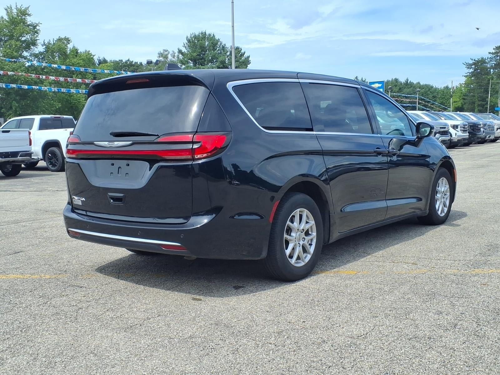 Used 2025 Chrysler Pacifica Select FWD image 15