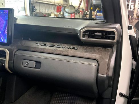 Used 2025 Toyota Tacoma Limited AWD/4WD image 17