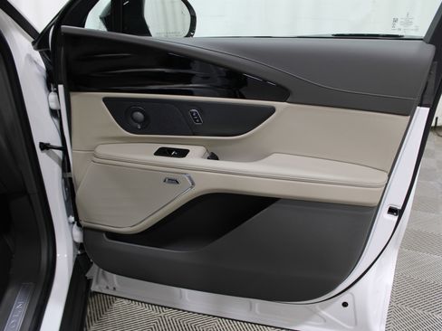 Used 2025 Lincoln Nautilus Reserve AWD/4WD image 23