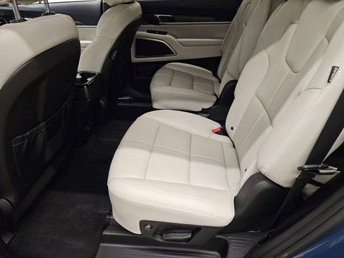 Used 2024 Kia Telluride EX w/ EX Captain's Chair Package image 12