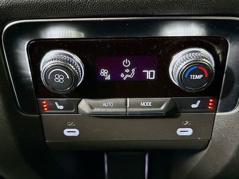 Used 2024 GMC Yukon SLT w/ SLT Luxury Package image 24