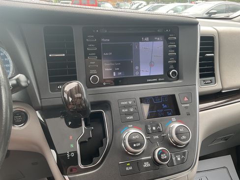 Used 2018 Toyota Sienna XLE w/ XLE Navigation Package FWD image 15