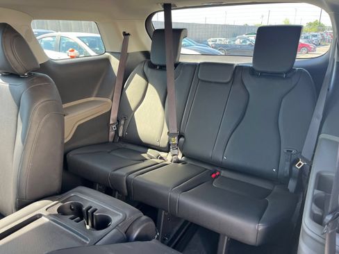 Used 2026 Kia Carnival FWD image 30