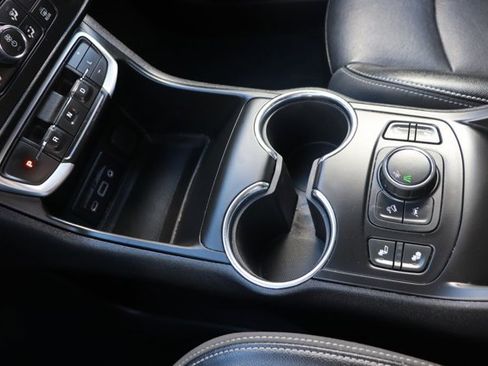 Used 2023 GMC Terrain SLT image 16