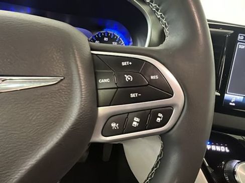 Used 2024 Chrysler Pacifica Touring-L FWD image 16
