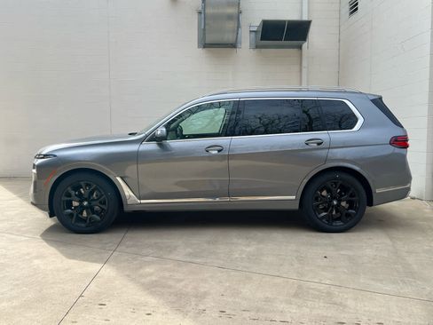 Used 2025 BMW X7 xDrive40i w/ Premium Package image 5