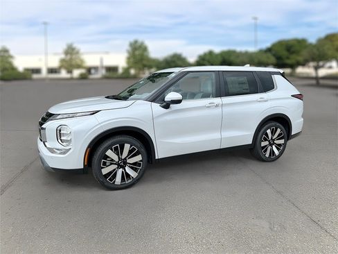 New 2025 Mitsubishi Outlander SE image 3