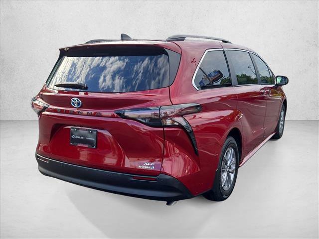 Used 2024 Toyota Sienna XLE FWD image 5