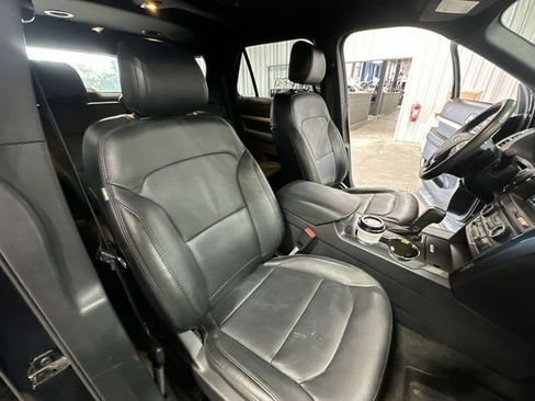 Used 2017 Ford Explorer XLT w/ Equipment Group 202A FWD image 32