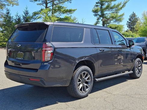 Certified 2023 Chevrolet Suburban Z71 w/ Luxury Package AWD/4WD image 6