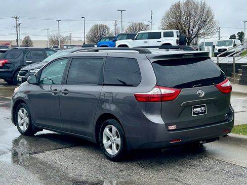 Used 2017 Toyota Sienna LE image 4