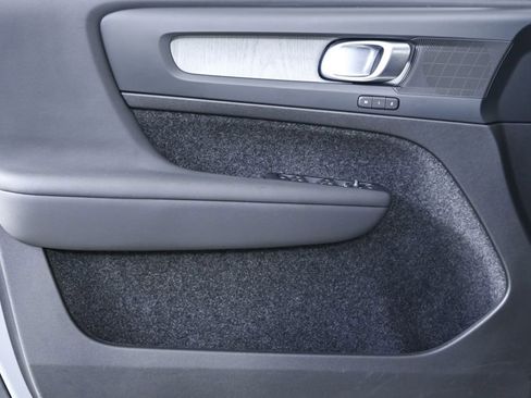 Certified 2025 Volvo XC40 B5 Core image 8