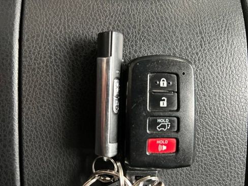 Used 2017 Toyota Highlander XLE w/ Carpet Mat Package image 25