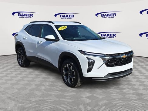 Used 2024 Chevrolet Trax LT FWD image 3