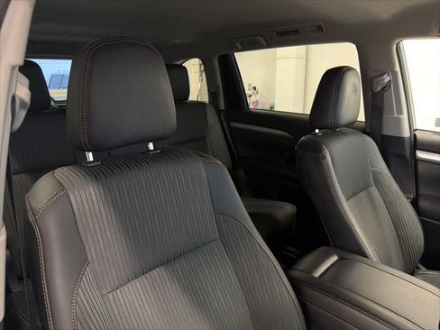 Used 2017 Toyota Highlander Plus image 38