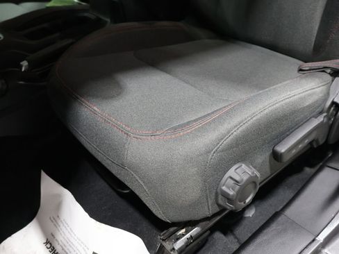 Used 2025 Jeep Wrangler Unlimited Rubicon image 13